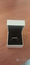 Anello fiocco Pandora in argento con zirconi