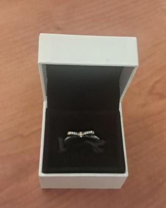 Anello fiocco Pandora in argento con zirconi