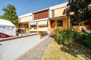 VILLA A SCHIERA A SANT'ILARIO D'ENZA