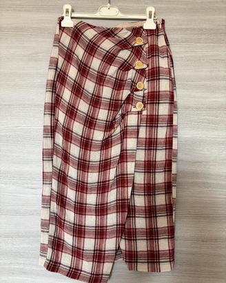 Gonna scozzese a quadri rossi e bianchi.