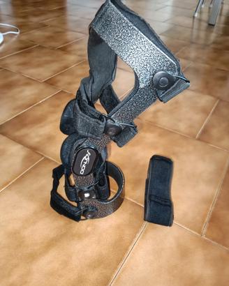 tutore ginocchio sinistro Donjoy Armor Action 