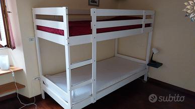 Letto a castello bianco con materassi