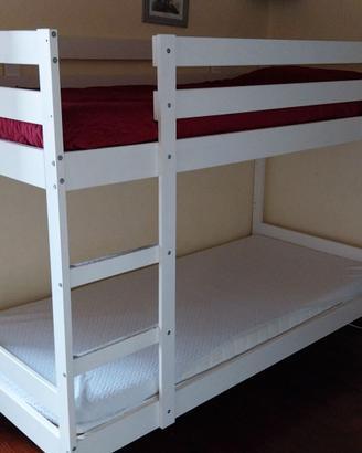 Letto a castello bianco con materassi