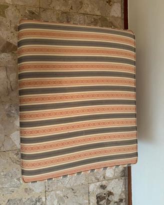 Pouf con letto singolo a doghe