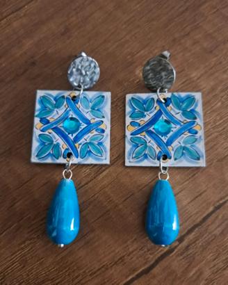 Orecchini con maiolica azzurra