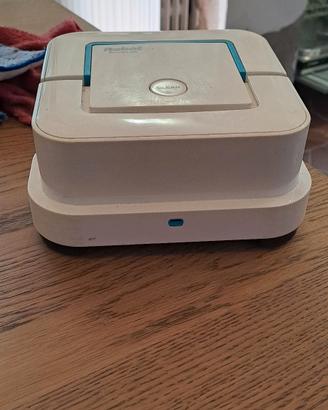 iRobot Braava Jet 240 robot lavapavimenti