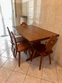 Tavolo e sedie in legno massiccio
