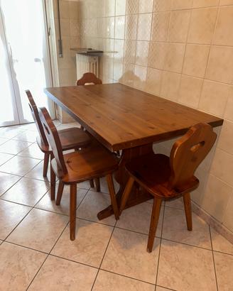 Tavolo e sedie in legno massiccio