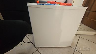 mini- frigo bianco