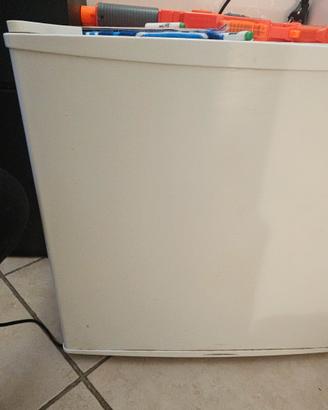mini- frigo bianco