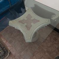 Tavolino in vetro e capitello