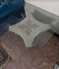Tavolino in vetro e capitello
