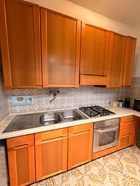 Cucina lineare in legno con elettrodomestici