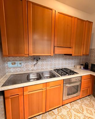 Cucina lineare in legno con elettrodomestici