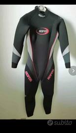 Muta subacquea donna