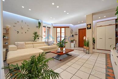 Appartamento di 150 m² con 4 locali e box auto a S