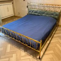Letto matrimoniale in metallo con testiera imbotti