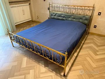 Letto matrimoniale in metallo con testiera imbotti