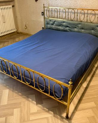 Letto matrimoniale in metallo con testiera imbotti
