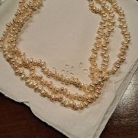 Collana bigiotteria perle bianche.