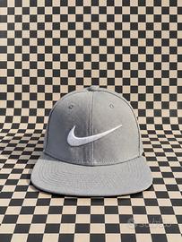 Cappello Nike Pro grigio snapback – Swoosh bianco