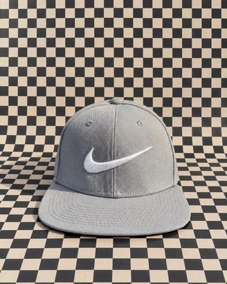 Cappello Nike Pro grigio snapback – Swoosh bianco