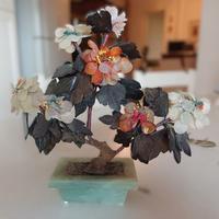 Scultura floreale in giada