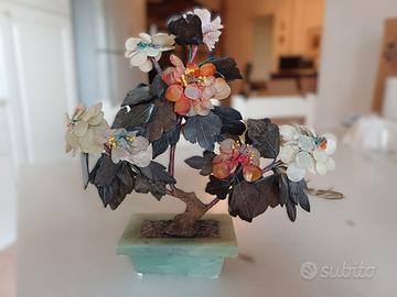 Scultura floreale in giada