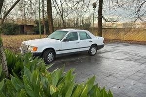 Mercedes W124  250D