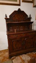 credenza con piattaia