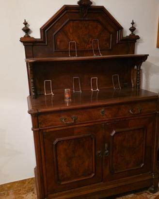 credenza con piattaia