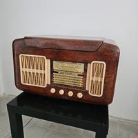 Radio d'epoca con giradischi 