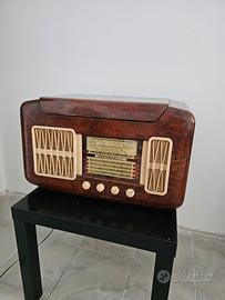 Radio d'epoca con giradischi 