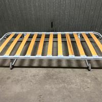 Letto singolo con gambe pieghevoli. Zona Rustica