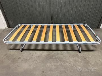 Letto singolo con gambe pieghevoli. Zona Rustica