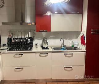 Cucina rossa e bianca  stosa