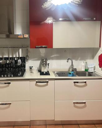 Cucina rossa e bianca  stosa