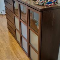 Mobile design legno massello scuro