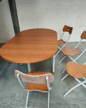 tavolo pieghevole quattro sedie