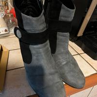 Stivaletti grigio e neri con bottone di lato