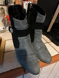 Stivaletti grigio e neri con bottone di lato