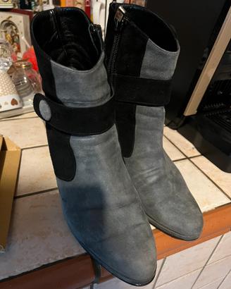 Stivaletti grigio e neri con bottone di lato