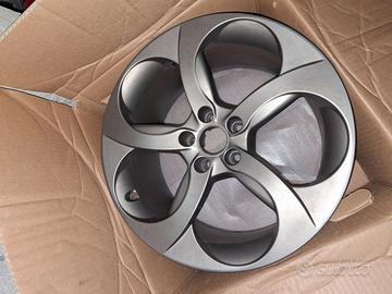 Cerchi originali 18 alfa giulia differenziati