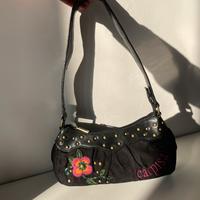 Borsa nera carpisa con fiori ricamati e borche