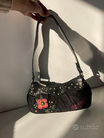 Borsa nera carpisa con fiori ricamati e borche