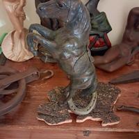 Cavallo rampante in cuoio  H. 44 cm