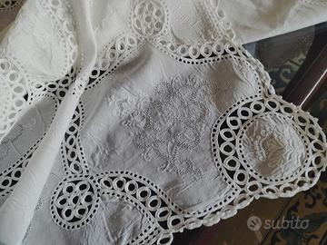 Tovaglia lino  uncinetto e ricamo