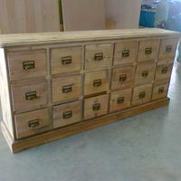Cassettiera in legno vecchio con 18 cassetti