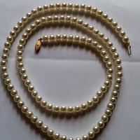 Collana di perle finte. 