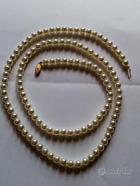 Collana di perle finte. 